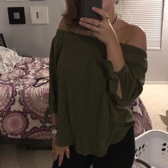 Abercrombie off the shoulder shirt - Picture 2 of 3
